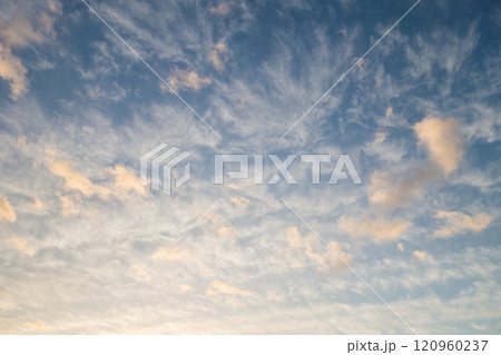 朝焼け空 朝日に染まる雲 朝焼け空 朝日に染まる雲 120960237