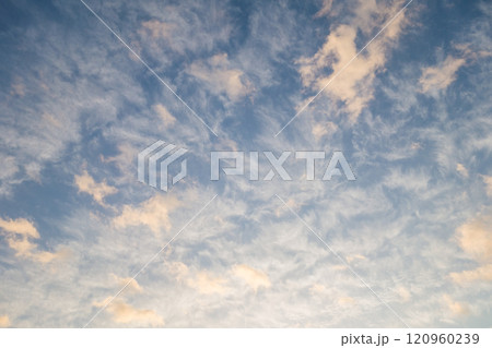 朝焼け空　朝日に染まる雲 120960239