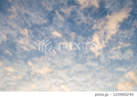 朝焼け空 朝日に染まる雲 朝焼け空 朝日に染まる雲 120960240