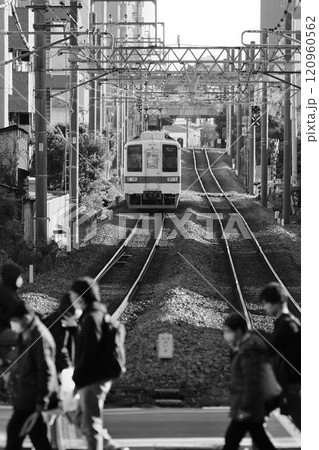 車齢50年!!下町を行く… 亀戸線を快走するベテラン通勤車『8000系』 120960562
