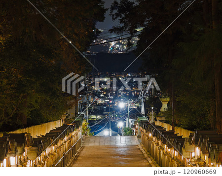 【奈良県生駒市／宝山寺】一の鳥居から眺める灯篭の灯りと生駒～奈良の夜景 120960669
