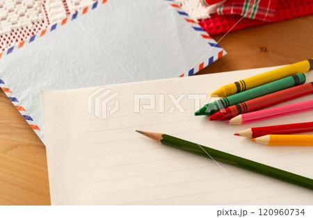 エアメールを書く　サンタさんへリクエスト　季節の便り 120960734