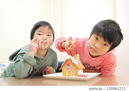 子ども　お菓子の家 120961221