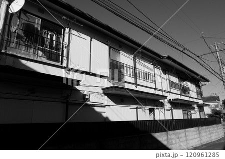 古いアパート 120961285