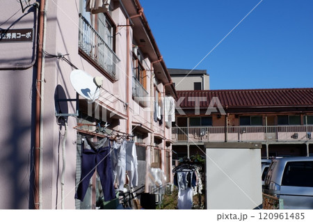 レトロなアパート 120961485
