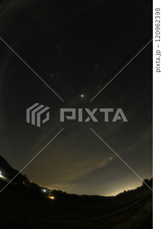 北杜市長坂町、天空高く昇った木星を囲む冬の星々。冬の大六角、冬の大三角 北杜市長坂町、天空高く昇った木星を囲む冬の星々。冬の大六角、冬の大三角 120962398