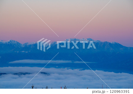 【冬素材】冬の霧ヶ峰から見る朝焼けに染まる南アルプス【長野県】 120963391