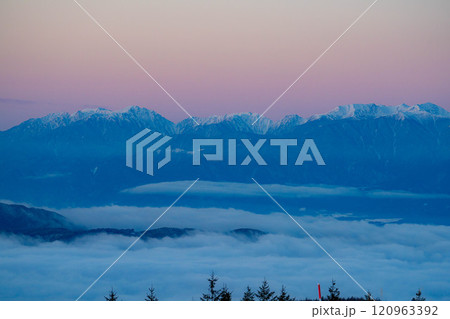 【冬素材】冬の霧ヶ峰から見る朝焼けに染まる南アルプス【長野県】 120963392