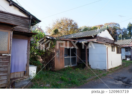 老朽化した借家 120963719
