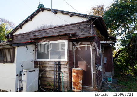 古い住宅 120963721