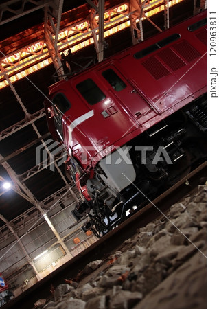 レトロな長岡機関区に並べられたFE81形電気機関車(140号機,141号機)_2024/12/1撮 120963811