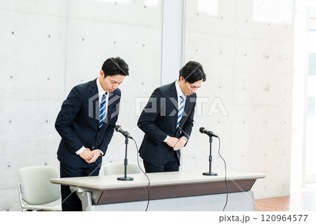 謝罪会見するビジネスマン 120964577