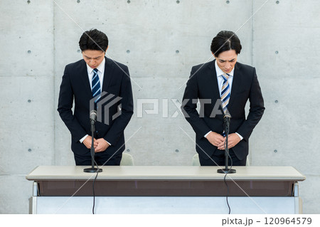 謝罪会見するビジネスマン 120964579