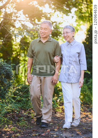 散歩するシニア夫婦 120964639