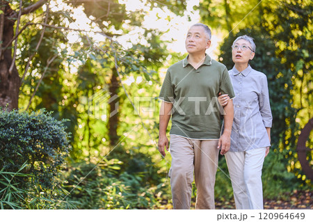 散歩するシニア夫婦 120964649