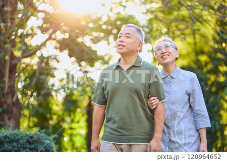 散歩するシニア夫婦 120964652