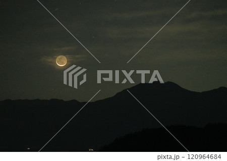 北杜市白州町から見る、茅ヶ岳の左側から昇る地球照の逆三日月 120964684