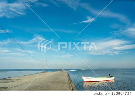 佐賀県太良町 有明海の浅瀬に立つ秋の大魚神社の海中鳥居横の海中道路 佐賀県太良町 有明海の浅瀬に立つ秋の大魚神社の海中鳥居横の海中道路 120964734