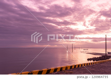 佐賀県太良町　朝の有明海の浅瀬に立つ海中鳥居横の海中道路 120964735