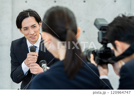 謝罪会見するビジネスマン 120964747