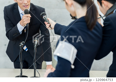 謝罪会見するビジネスマン 謝罪会見するビジネスマン 120964753