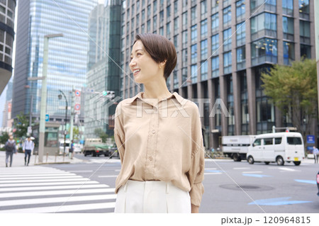 女性ポートレート 都会 女性ポートレート 都会 120964815