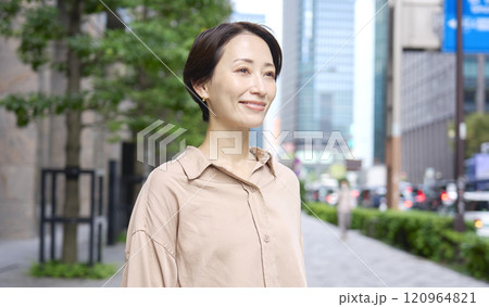 女性ポートレート　都会 120964821