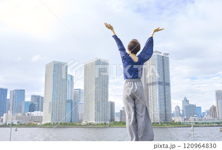 外で深呼吸する女性　後ろ姿 120964830