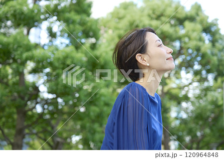女性ポートレート 40代 屋外 女性ポートレート 40代 屋外 120964848