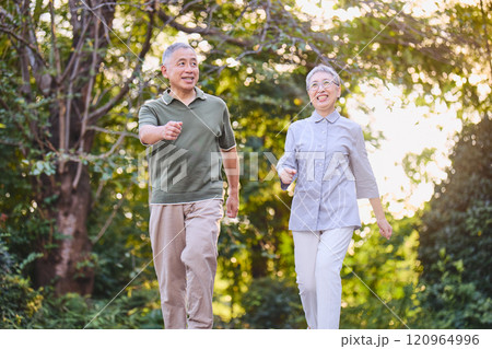 ウォーキングエクササイズに励むシニア夫婦 120964996