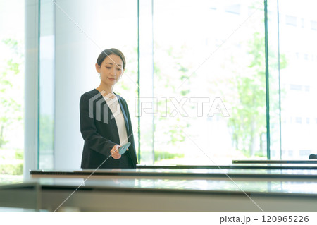 オフィスのセキュリティゲートを通る女性 オフィスのセキュリティゲートを通る女性 120965226