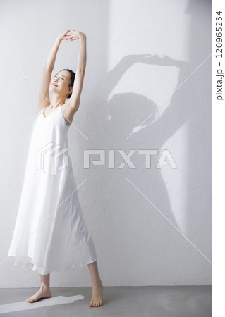 若い女性のボディケア 若い女性のボディケア 120965234