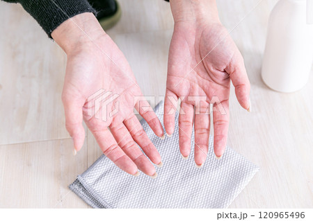 手荒れ　Rough hands 120965496