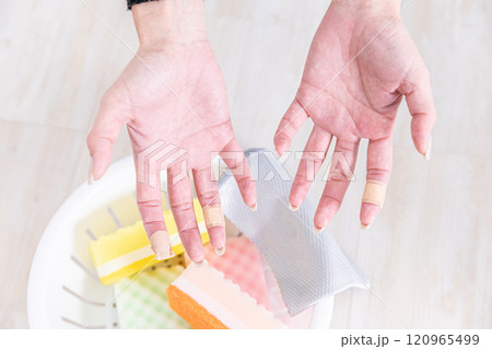 手荒れ　Rough hands 120965499