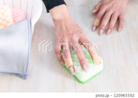 ひび割れした手で掃除する手元 Rough hands ひび割れした手で掃除する手元 Rough hands 120965502