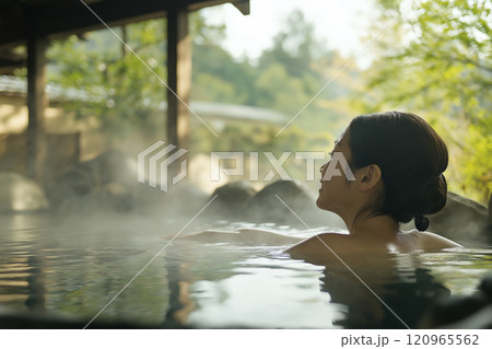 自然に囲まれた露天風呂でリラックスする女性21 AI生成画像 自然に囲まれた露天風呂でリラックスする女性21 AI生成画像 120965562