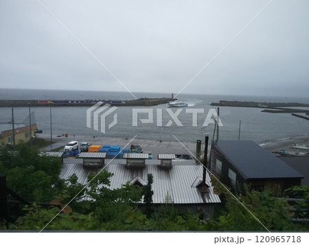 北海道焼尻島のフェリーの入港 北海道焼尻島のフェリーの入港 120965718