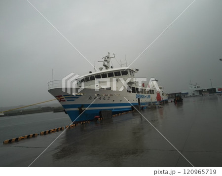 北海道焼尻島の焼尻港に入港した羽幌沿海フェリーおろろん2 120965719