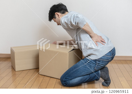 腰を痛める男性　腰痛　ぎっくり腰 120965911
