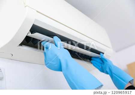 エアコン掃除する手元　air conditioner cleaning 120965917