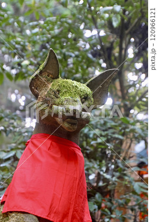 伏見稲荷大社・きつね像（京都・伏見区） 120966121