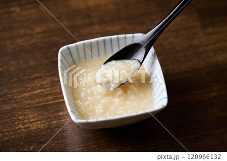 塩麹をスプーンですくう 120966132