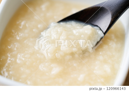 塩麹をスプーンですくう 塩麹をスプーンですくう 120966143