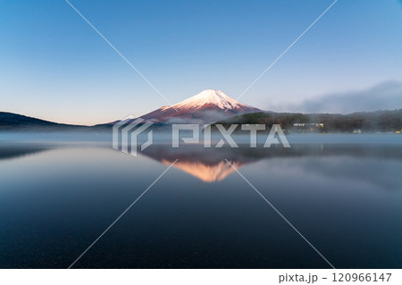 山中湖から望む冬の逆さ富士 120966147