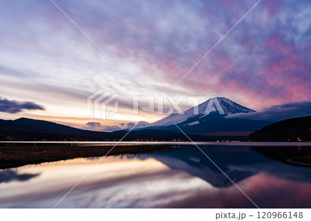 山中湖に映る富士の夕景 120966148