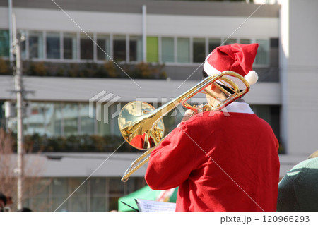 野外コンサートでトロンボーンを吹くサンタクロース 野外コンサートでトロンボーンを吹くサンタクロース 120966293