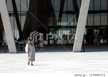 大阪大学箕面キャンパスに通学する女子大生 120966353