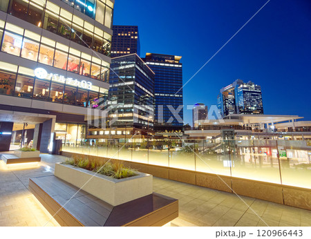 夕暮れのJR大阪駅前 バルチカ03とビル群 120966443