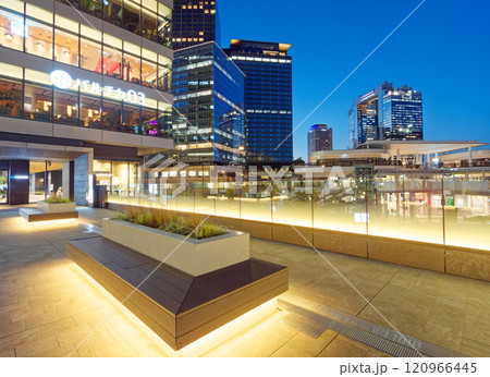 夕暮れのJR大阪駅前 バルチカ03とビル群 夕暮れのJR大阪駅前 バルチカ03とビル群 120966445