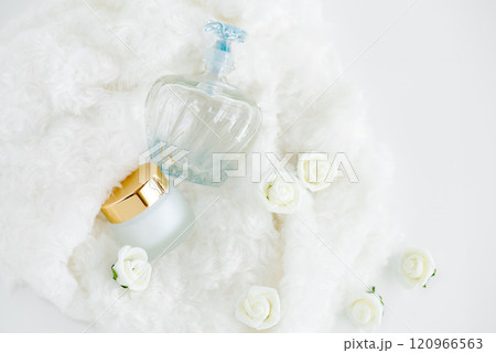 保湿クリームと白いファーとバラの花 120966563